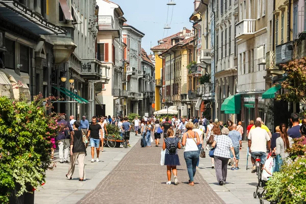 Cremona, İtalya - Eylül 2018. Güneşli bir günde Cremona 'nın güzel sokakları.