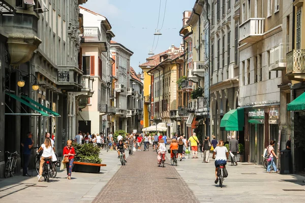 Cremona, İtalya - Eylül 2018. Güneşli bir günde Cremona 'nın güzel sokakları.