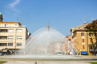 Parma, İtalya - Eylül 2018. Parma 'nın ana caddesinde çeşme manzarası (Fontana Di Barriera β bblica). Arka planda eski Katolik Kilisesi (Chiesa parrocchiale di San Sepolcro).