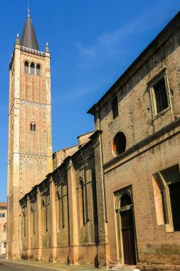Parma, İtalya - Eylül 2018. Güneşli bir günde Parma Katedrali 'nin (Cattedrale di Parma) güzel mimarisi.