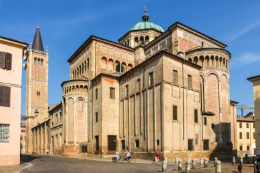 Parma, İtalya - Eylül 2018. Güneşli bir günde Parma Katedrali 'nin (Cattedrale di Parma) güzel mimarisi.