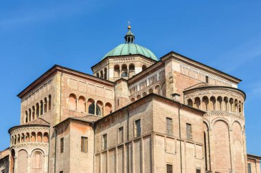 Parma, İtalya - Eylül 2018. Güneşli bir günde Parma Katedrali 'nin (Cattedrale di Parma) güzel mimarisi.