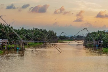 Bir gün bataklıklarda ve Pak Pra balıkçılık camiasında, Phatthalung, Tayland