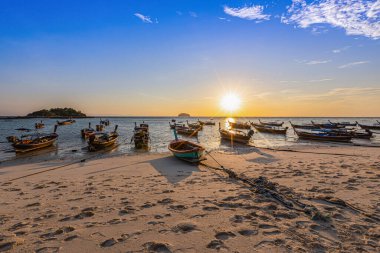 Gündoğumu kumsalında sabah ışığı, Lipe Adası, Tayland