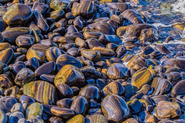 Ein Schöner Stein Der Glänzt Wenn Wasser Ausgesetzt Ist — Stockfoto