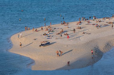 29 Aralık 2019, Satun, Tayland. Gün batımında bir sürü turist Lipe Adası 'nda günün son ışığını bekliyor.
