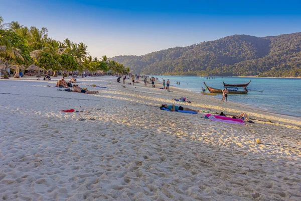 Diciembre 2019 Satun Tailandia Montón Turistas Playa Del Atardecer Esperando — Foto de Stock
