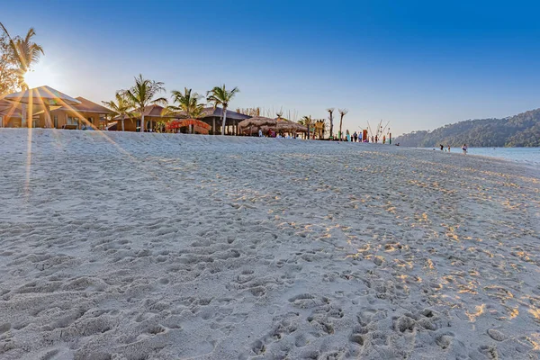 Diciembre 2019 Satun Tailandia Montón Turistas Playa Del Atardecer Esperando — Foto de Stock