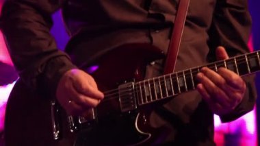 Elektro Gitar Çalıyor