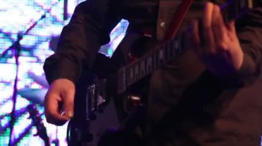 elektrik gitar çalmak