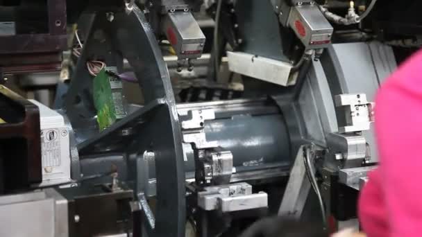 Производство - автоматизированная машина — стоковое видео