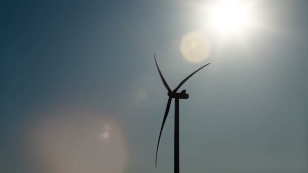 Turbina eólica e o sol — Vídeo de Stock