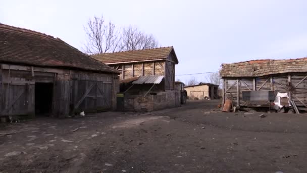 Αυθεντική Αγροτική Αυλή Στη Διάρκεια Του Χειμώνα Shot Τηγάνι — Αρχείο Βίντεο