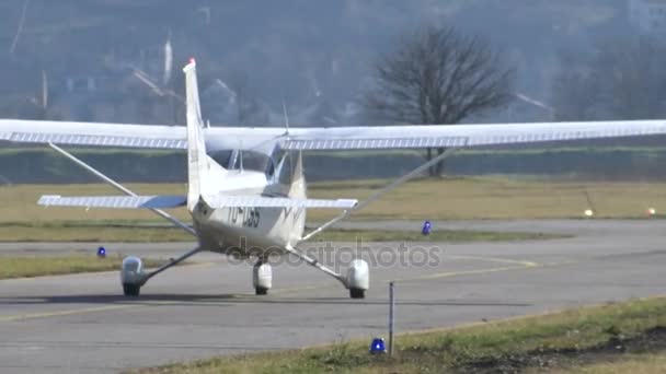 Weißes Flugzeug Kurz Vor Dem Start Auf Landebahn — Stockvideo
