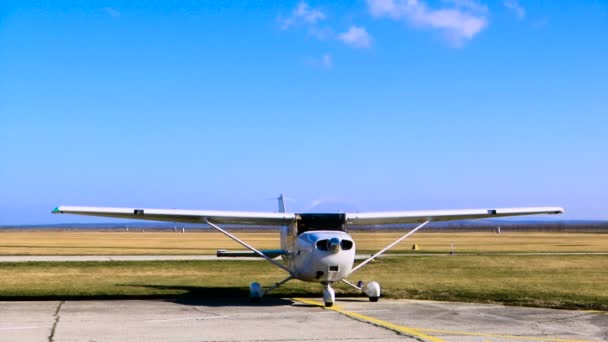 Flugzeug Steht Still Während Sein Motor Läuft Und Propeller Dreht — Stockvideo