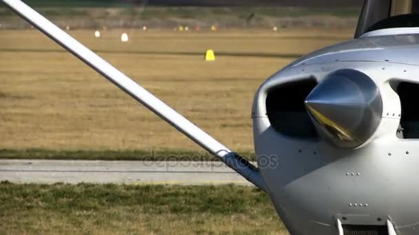 Detail Van Een Vliegtuig Propeller Met Draaiende Motor — Stockvideo