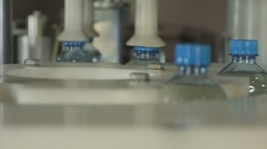 endüstriyel makine plastik şişe su ile mavi kapaklar koyar