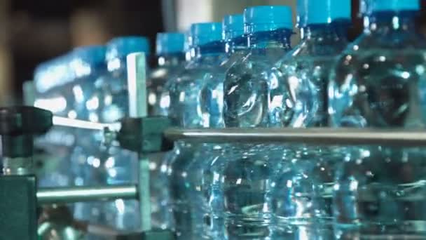 Botellas Agua Rellenas Con Tapa Azul Que Mueven Lentamente Una — Vídeo de stock