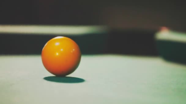ビリヤード良いショットのオレンジ色のボールは します — ストック動画