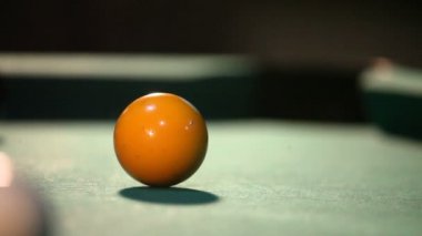 sarı beyaz topa vurur, delik, Bilardo Bayan