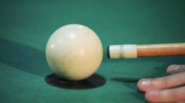 bilardocu yeşil bir bilardo masası üzerinde beyaz topu ateş, beyaz bilardo topu yakın çekim