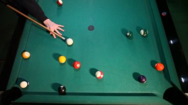 Yeşil tablo bilardo topları ile oynarken