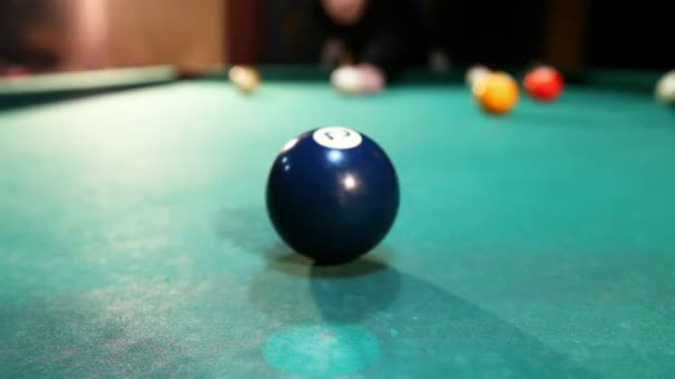 Piscine Billard Plan Rapproché Boule Bleue Frappée Par Une Boule — Video