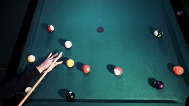 ビリヤード プール棒 アメリカの つのプールで撮影 — ストック動画