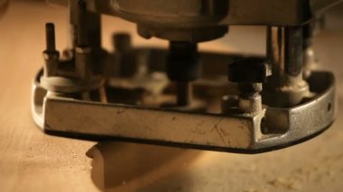 Freze kesici el ile elektrik kenarına ahşap kurullarının çalışma