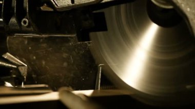 Endüstriyel el daire testere. iş yerinde ahşap bir Tiriz ve kesme gördüm