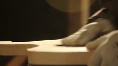 yakın up - el ile ahşap kurullarında zımpara