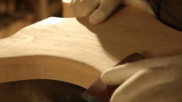 Ember Kezet Testület Egy Fából Készült Guitar Csiszolás Közelről — Stock videók