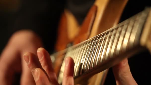 Hombre Tocando Guitarra Eléctrica — Vídeos de Stock