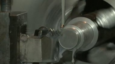 Dönüm Torna eylem. Metal iplik parçası. Güç ve hassas.