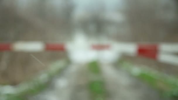 Kırmızı Beyaz Yol Barrier Ile Hafif Kar Yağışı Ile Kış — Stok video