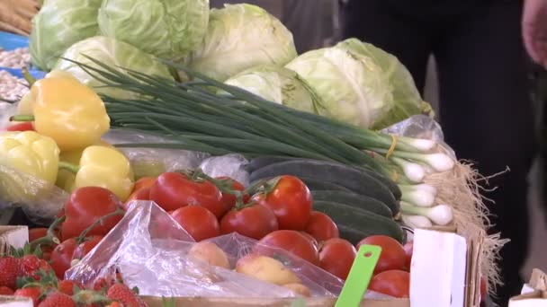 Close Vários Vegetais Nas Barracas Mercado — Vídeo de Stock