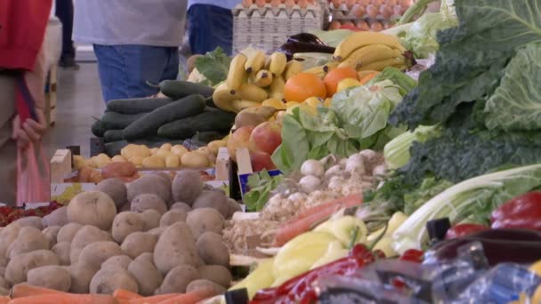 Das Detail Des Freien Marktes Mit Gemüse Die Menschen Gehen — Stockvideo