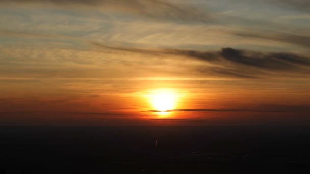 雲の上の日没 タイムラプス 太陽が沈んでいく — ストック動画