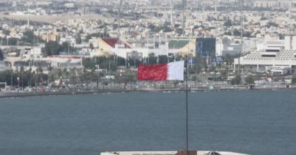 Qatar Flagga Vinka Vinden Doha Med Staden Och Bukten Bakgrunden — Stockvideo