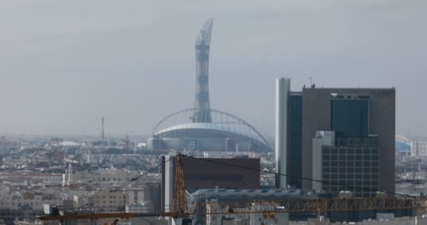 多哈全景 哈利法国际体育场 塔楼在远处 — 图库视频影像
