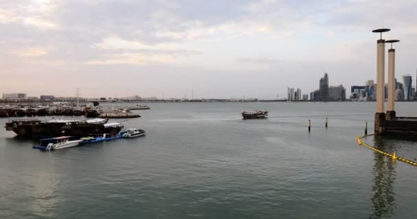 Traditionell Arabisk Båt Dhow Långsamt Hamnen Före Solnedgången Doha Qatar — Stockvideo