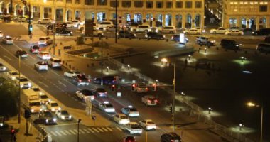 Geceleyin Doha 'daki trafik kavşağındaki kalabalığın hava görüntüsü. Katar