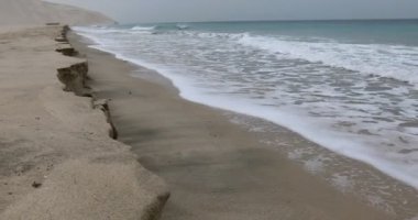 Arap Yarımadası 'ndaki boş bir kumsalda deniz dalgaları. Katar.