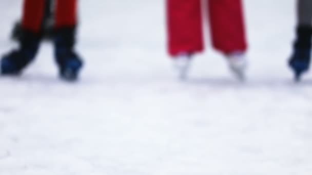 Patinaje Sobre Hielo Cámara Lenta Dos Pares Patas Patines Entran — Vídeo de stock