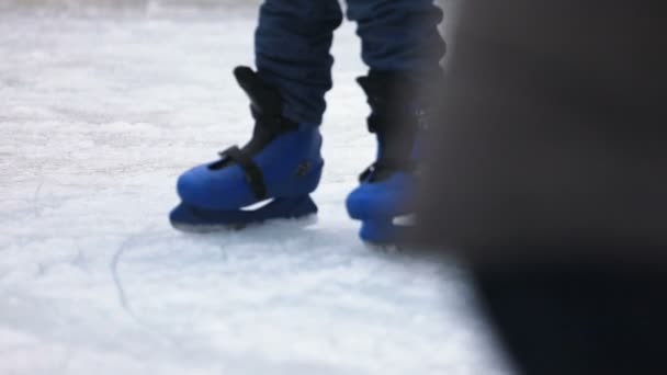 Das Kind Blauen Schlittschuhen Versucht Zeitlupe Auf Schlittschuhen Laufen Nahaufnahme — Stockvideo