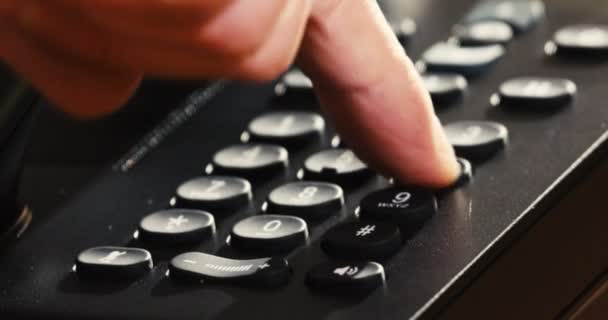 Dedo Está Presionando Los Botones Números Teléfono Teléfono Negro Disparo — Vídeo de stock