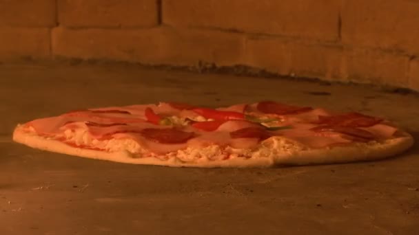 唐辛子の入ったピザを木のオーブンで焼きます — ストック動画