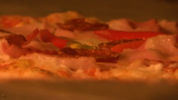 Close Pizza Com Pimentas Vira Forno Pizza Chamas — Vídeo de Stock