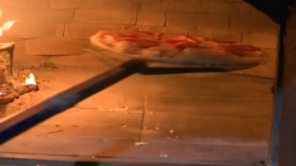 Chef Poniendo Sabrosa Pizza Horno Pizza Madera Una Cocina Restaurante — Vídeos de Stock