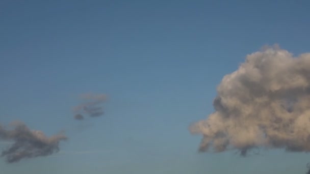 在蓝天下移动的时间流逝的云 — 图库视频影像